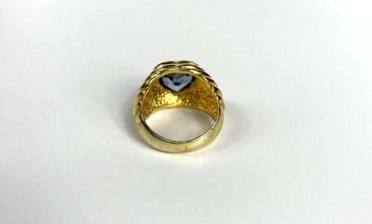 BURMA - Bague en vermeil (925) à motif godronné ornée d'une pierre fantaisie bl…