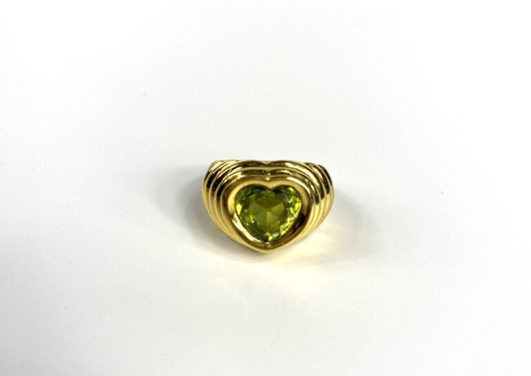 BURMA - Bague en vermeil (925) à motif godronné ornée d'une pierre fantaisie ve…