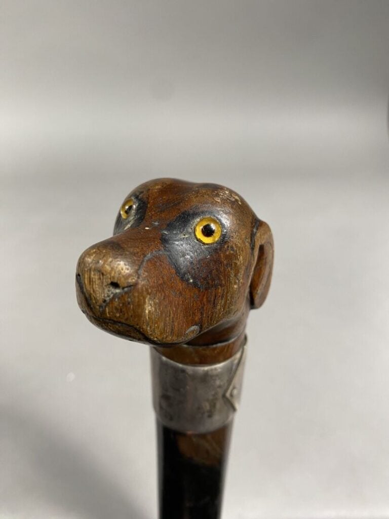 Canne à fût en bois noirci sculpté torsadé de deux serpents stylisés et pommeau…