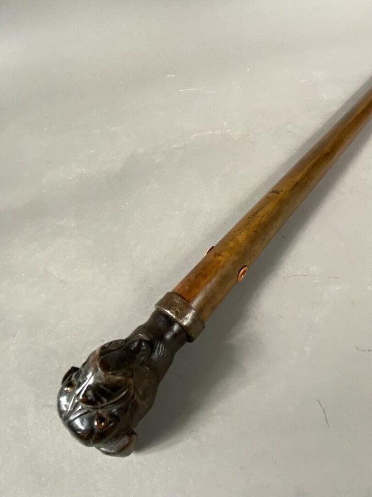 Canne en bois porte gants ou pince foulards, le pommeau représentant une tête d…
