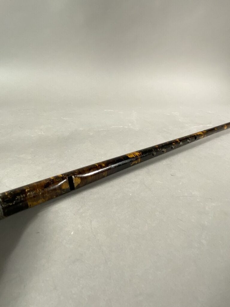 Canne pipo, tôle et bois peint marbré, embouchure en métal - L: 87 cm