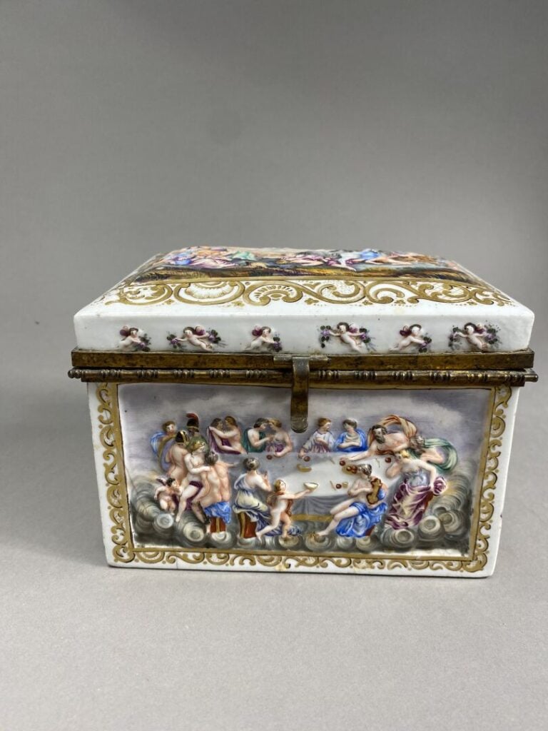 CAPODIMONTE - Coffret rectangulaire en porcelaine polychrome à décor de scènes…