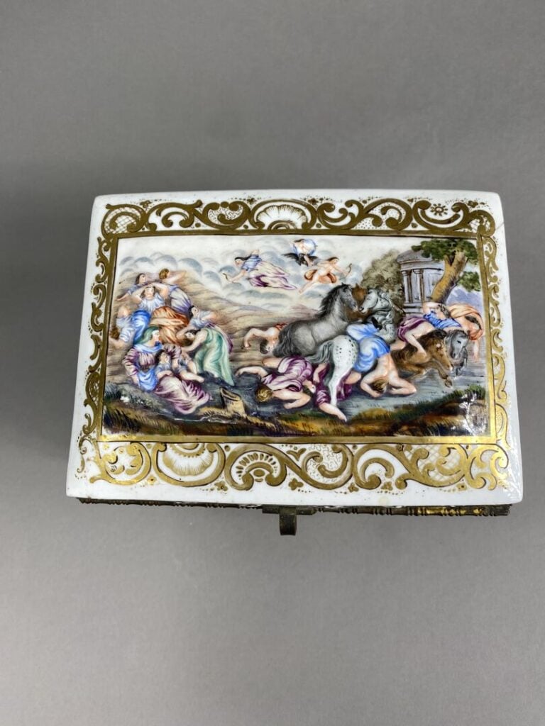 CAPODIMONTE - Coffret rectangulaire en porcelaine polychrome à décor de scènes…