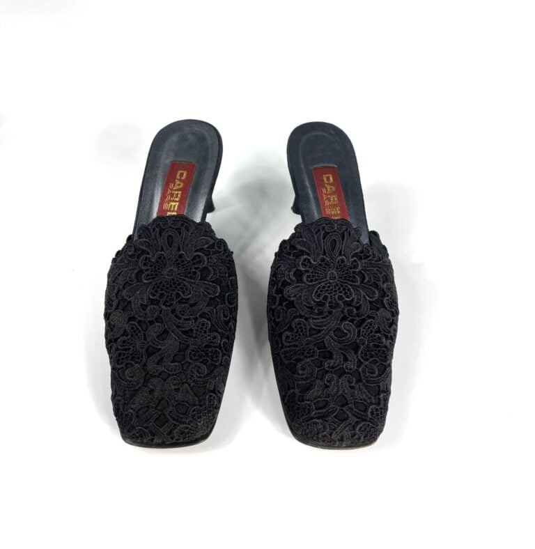 CAREL - Lot de deux paires de chaussures à talons : la première en daim violet…