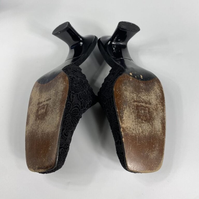 CAREL - Lot de deux paires de chaussures à talons : la première en daim violet…