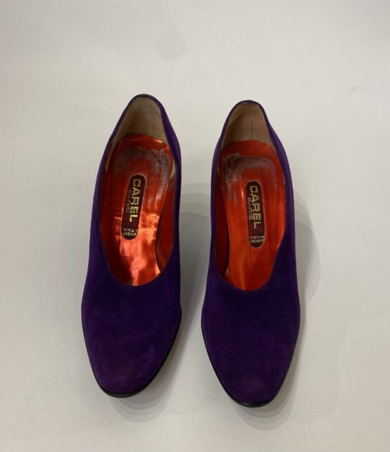 CAREL - Lot de deux paires de chaussures à talons : la première en daim violet…