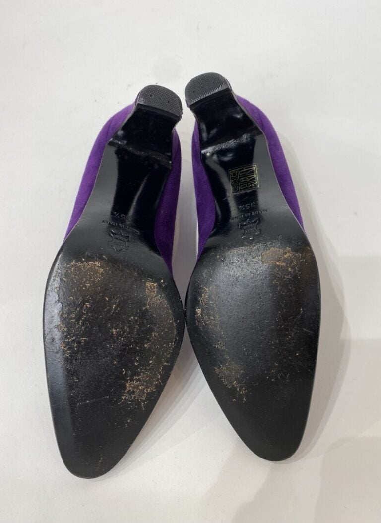CAREL - Lot de deux paires de chaussures à talons : la première en daim violet…