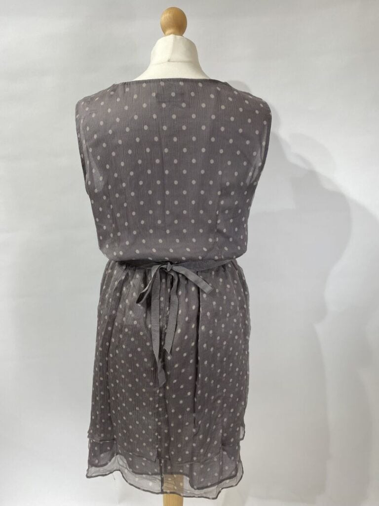 CAROLL, ANONYME - Lot de trois vêtements comprenant : Une robe en mousseline gr…