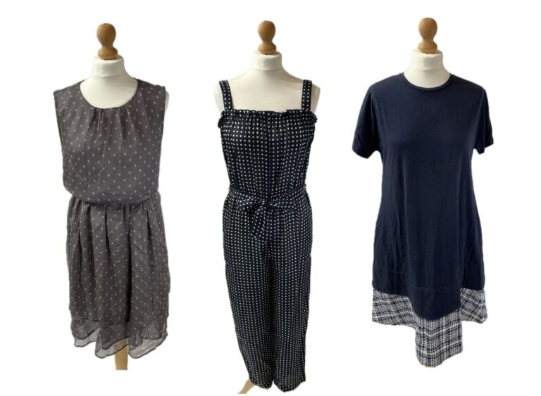 CAROLL, ANONYME - Lot de trois vêtements comprenant : Une robe en mousseline gr…