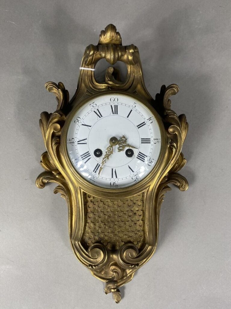 Cartel d'applique en bronze doré et ciselé, de style Rocaille, cadran émaillé b…