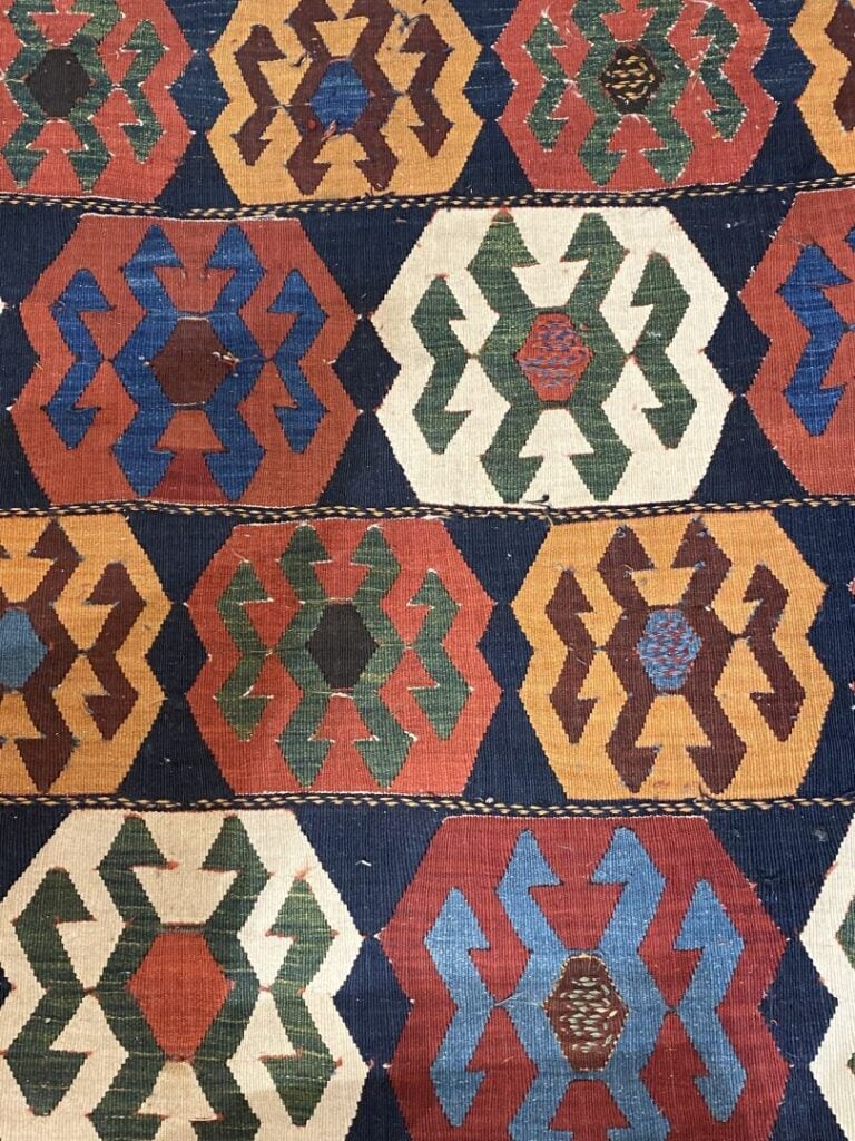 Caucase - Lot de deux tapis en laine à décor géométrique dans les tons rouges e…