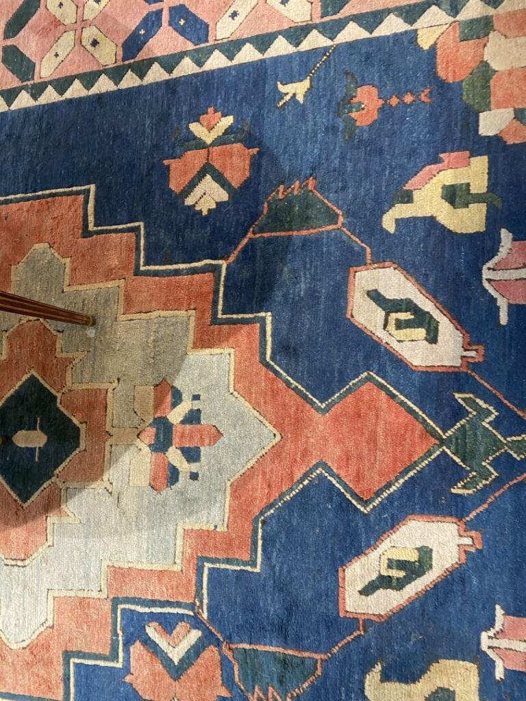 Caucase - Lot de deux tapis en laine à décor géométrique dans les tons rouges e…