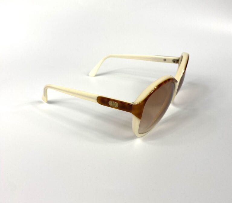 CÉLINE - Lunettes de soleil ivoire et marron façon écaille. - Bon état (micro t…