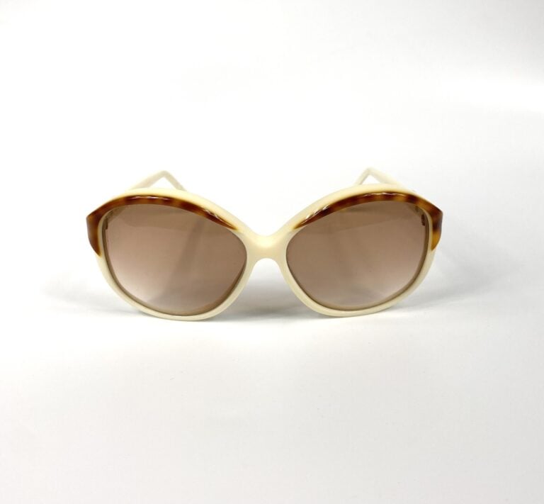 CÉLINE - Lunettes de soleil ivoire et marron façon écaille. - Bon état (micro t…