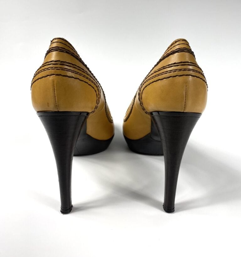 CELINE - Paire d'escarpins en cuir camel surpiqué chocolat (Pointure 38, talon…