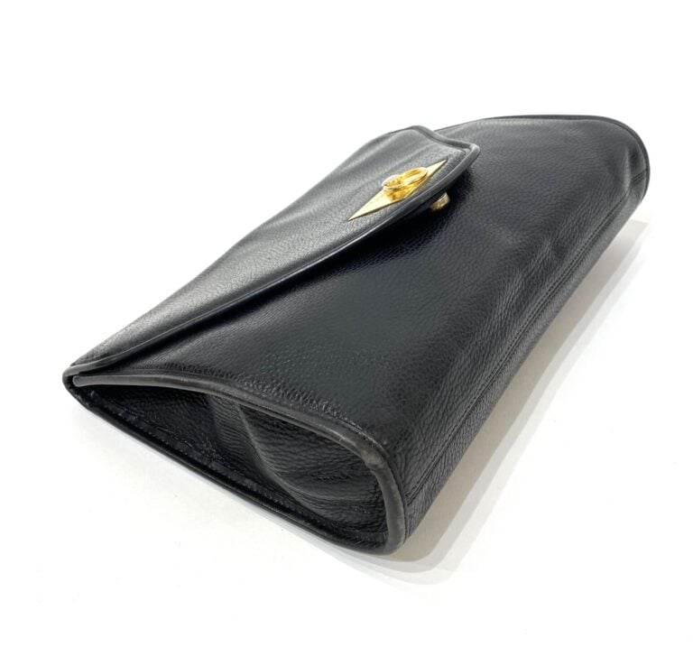 CELINE - Pochette enveloppe en cuir grainé noir, garniture en métal doré - 22 x…
