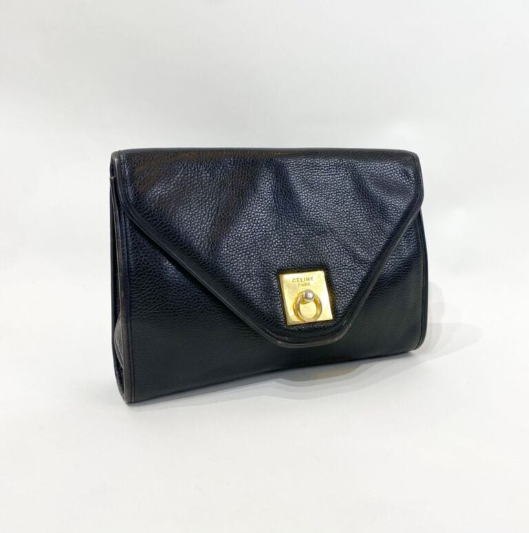 CELINE - Pochette enveloppe en cuir grainé noir, garniture en métal doré - 22 x…