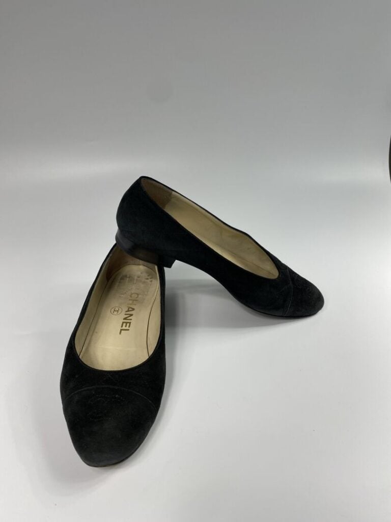 CHANEL - Ballerines en peau matelassée noire, bout siglé « CC » (Pointure 37) -…