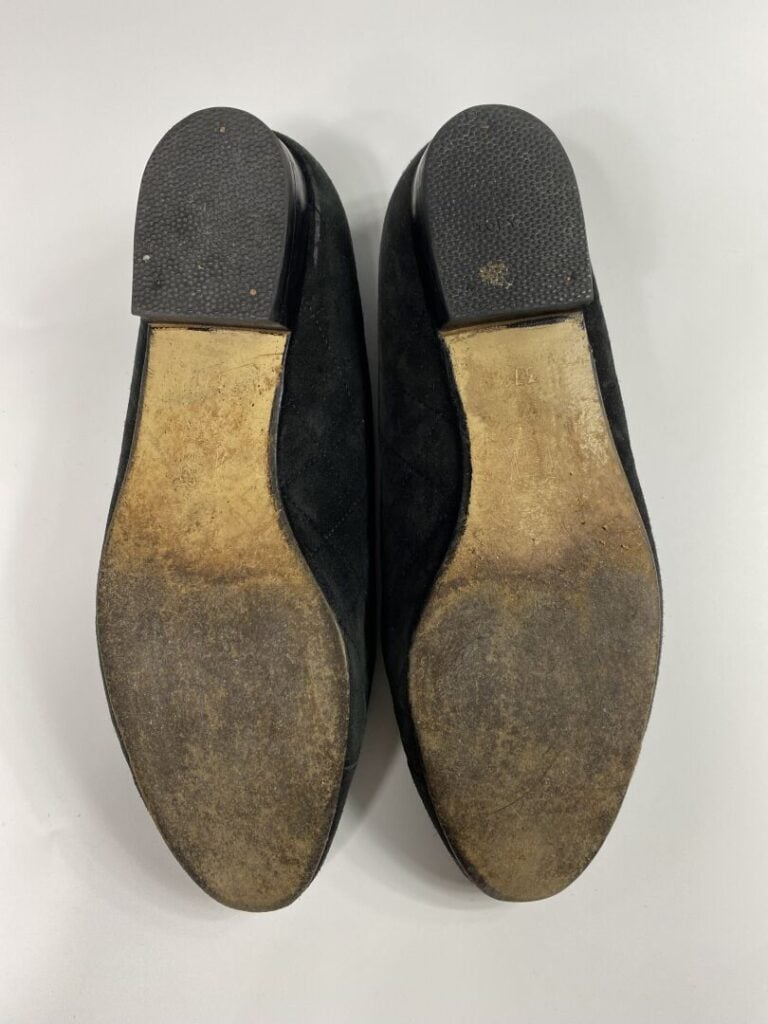 CHANEL - Ballerines en peau matelassée noire, bout siglé « CC » (Pointure 37) -…