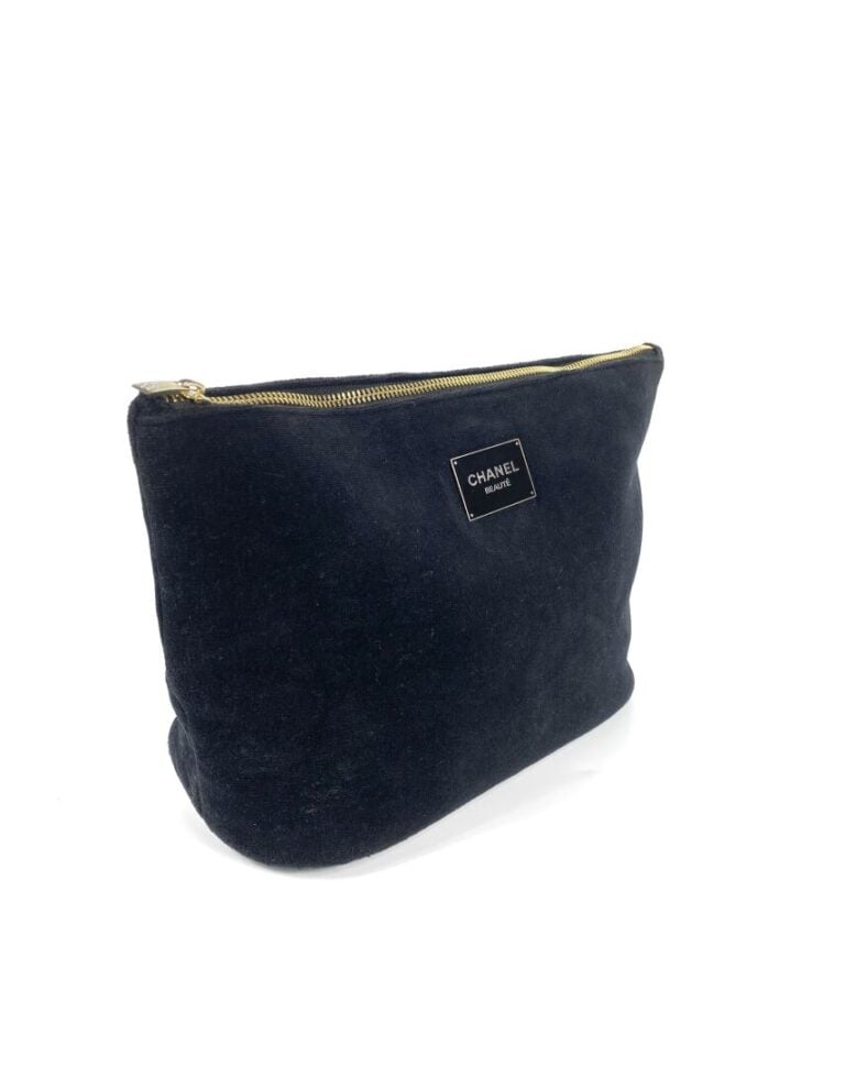 CHANEL Beauté - Maxi trousse en velours noir, une plaque émaillée signée sur l'…
