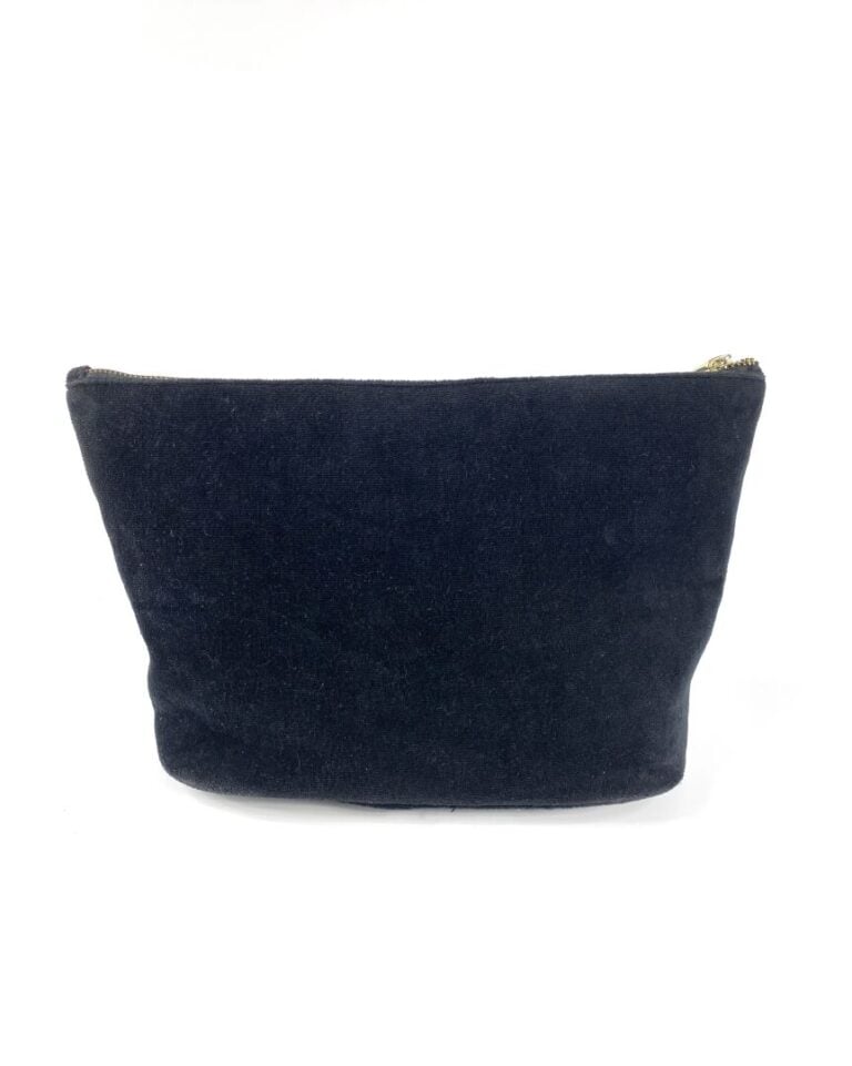 CHANEL Beauté - Maxi trousse en velours noir, une plaque émaillée signée sur l'…