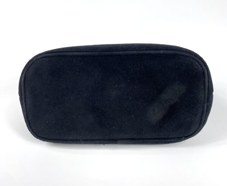 CHANEL Beauté - Maxi trousse en velours noir, une plaque émaillée signée sur l'…