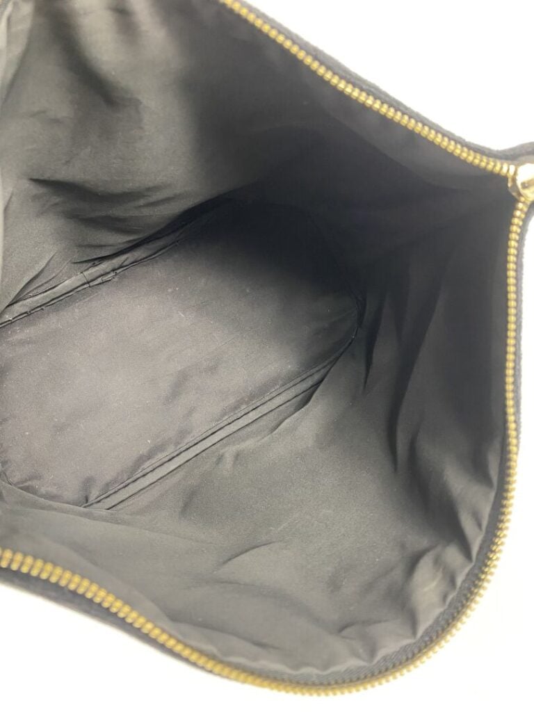 CHANEL Beauté - Maxi trousse en velours noir, une plaque émaillée signée sur l'…