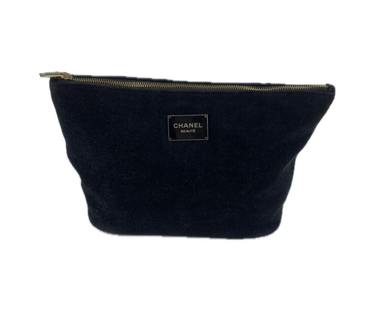 CHANEL Beauté - Maxi trousse en velours noir, une plaque émaillée signée sur l'…