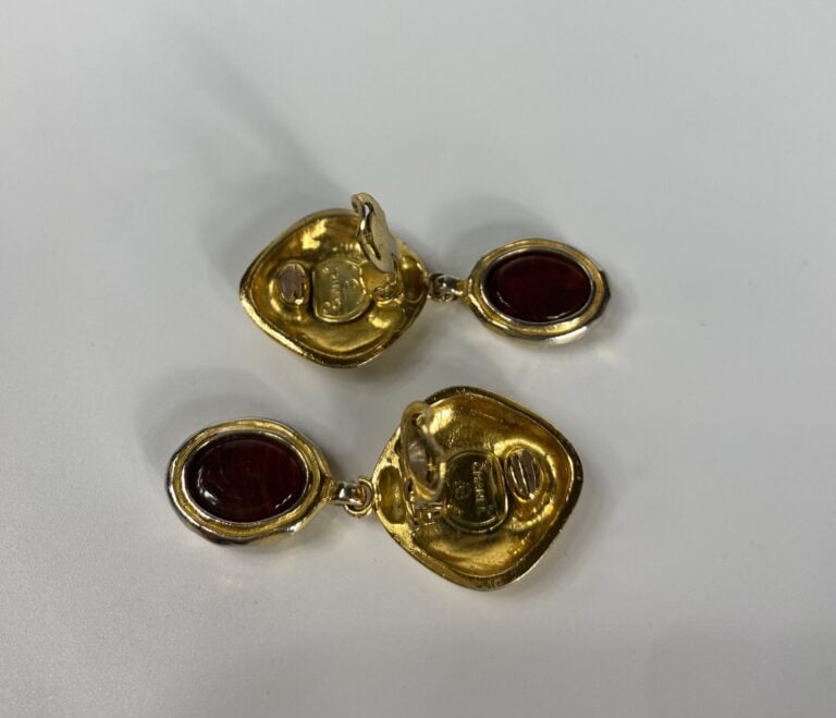 CHANEL, circa 1980 - Paire de clips d'oreilles en métal doré et pâte de verre r…