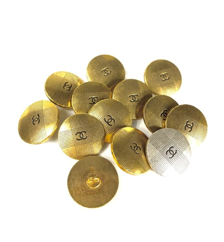 CHANEL - Lot comprenant douze boutons en métal doré et un en métal argenté sigl…