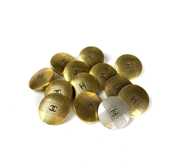 CHANEL - Lot comprenant douze boutons en métal doré et un en métal argenté sigl…