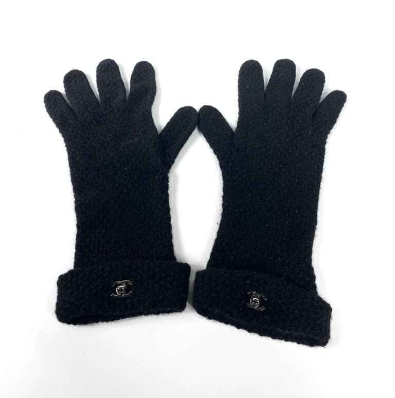 CHANEL - Paire de gants en tricot cachemire noir, poignets agrémentés de fermoi…