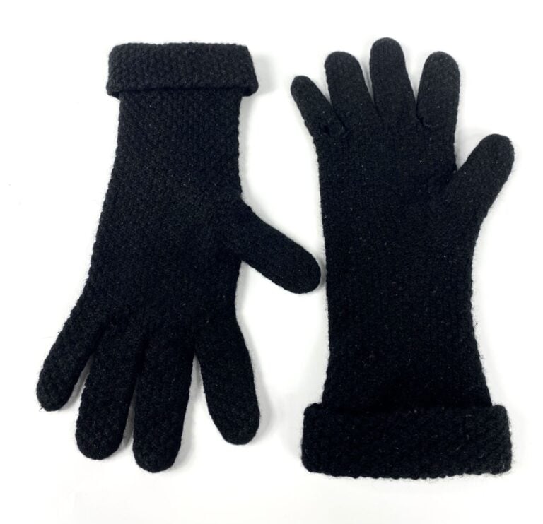 CHANEL - Paire de gants en tricot cachemire noir, poignets agrémentés de fermoi…