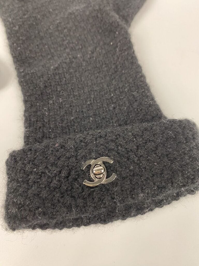 CHANEL - Paire de gants en tricot cachemire noir, poignets agrémentés de fermoi…