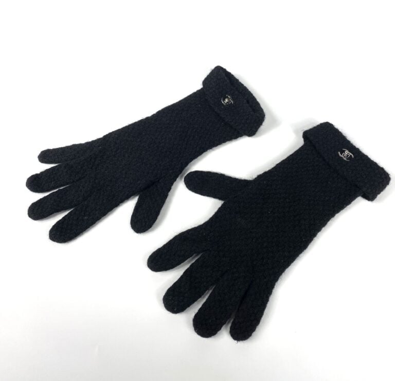 CHANEL - Paire de gants en tricot cachemire noir, poignets agrémentés de fermoi…