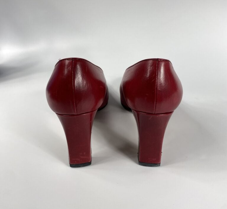 CHARLES JOURDAN, ELIE JAGO - Lot de deux paires d'escarpins à petit talon rouge…