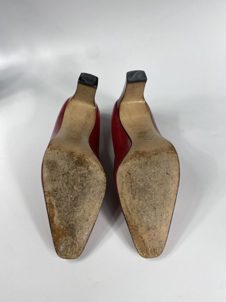 CHARLES JOURDAN, ELIE JAGO - Lot de deux paires d'escarpins à petit talon rouge…