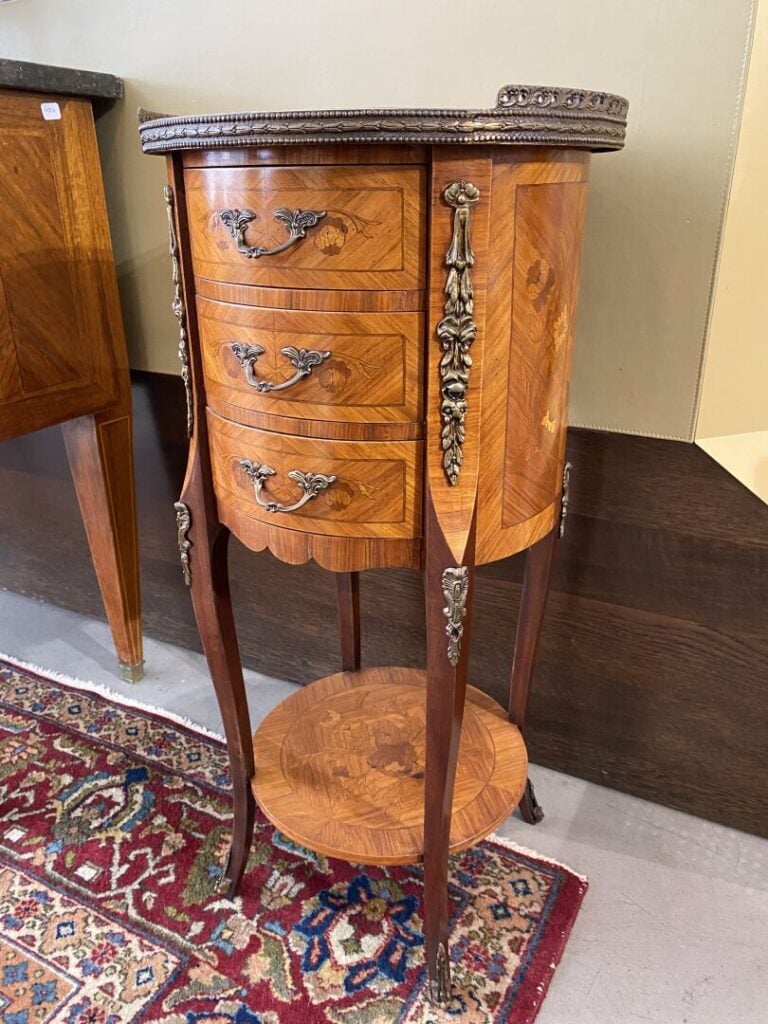 Chevet de forme tambour en bois de placage à décor de fleurs ouvrant par trois…