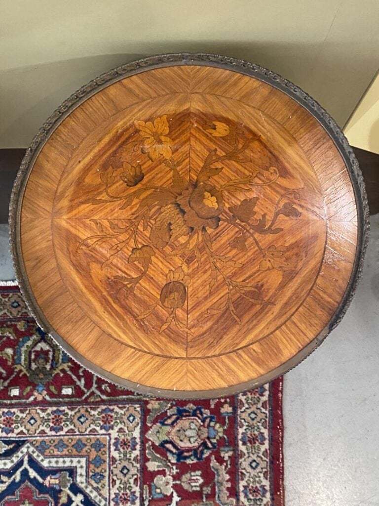 Chevet de forme tambour en bois de placage à décor de fleurs ouvrant par trois…