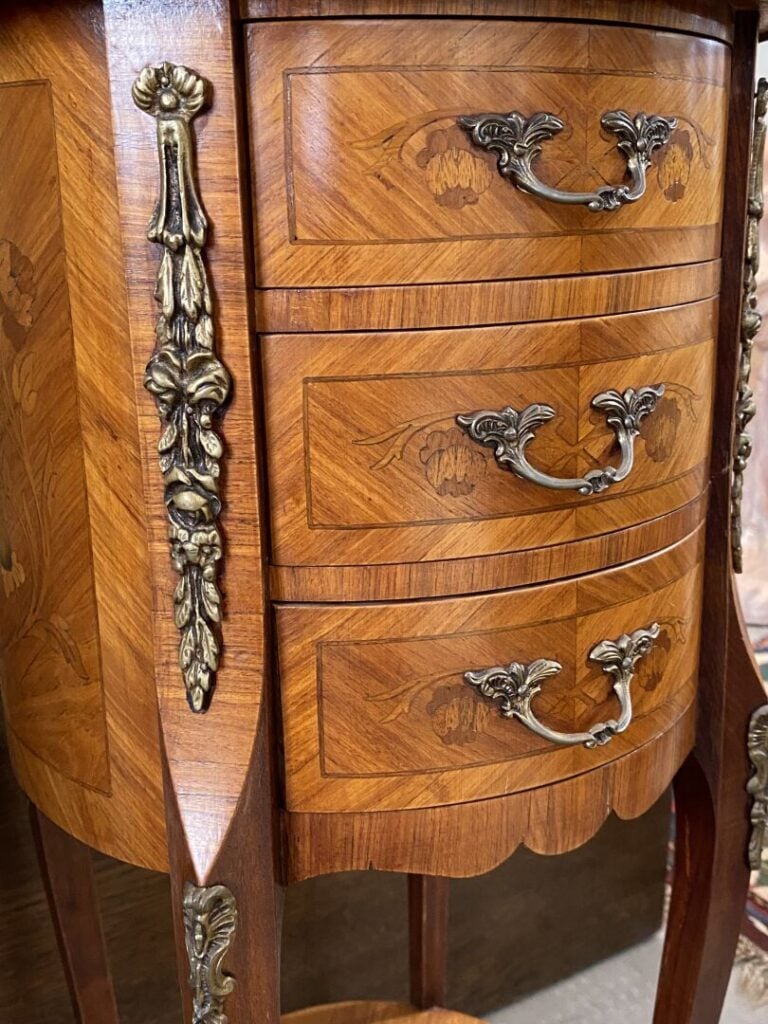 Chevet de forme tambour en bois de placage à décor de fleurs ouvrant par trois…