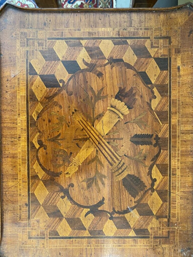 Chevet en bois de placage à décor d'une marqueterie de cubes sans fond, ouvrant…
