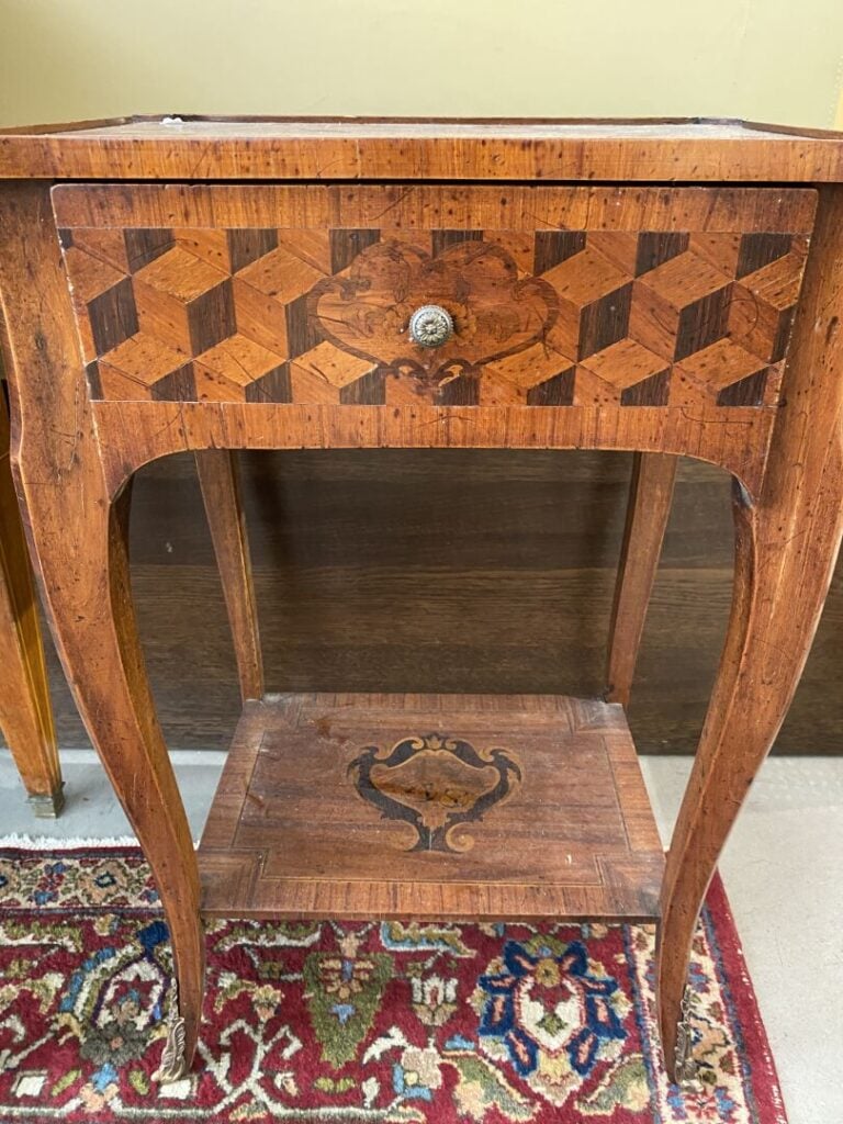 Chevet en bois de placage à décor d'une marqueterie de cubes sans fond, ouvrant…