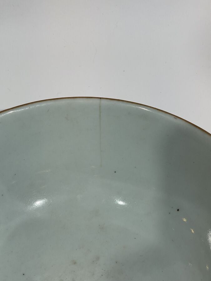 CHINE - Bol en porcelaine émaillée bleu poudré orné d'une frise de fleurs sur l…