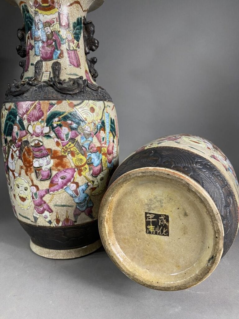 Chine, Nankin - Paire de vases en grès émaillé dans le style de la Famille rose…