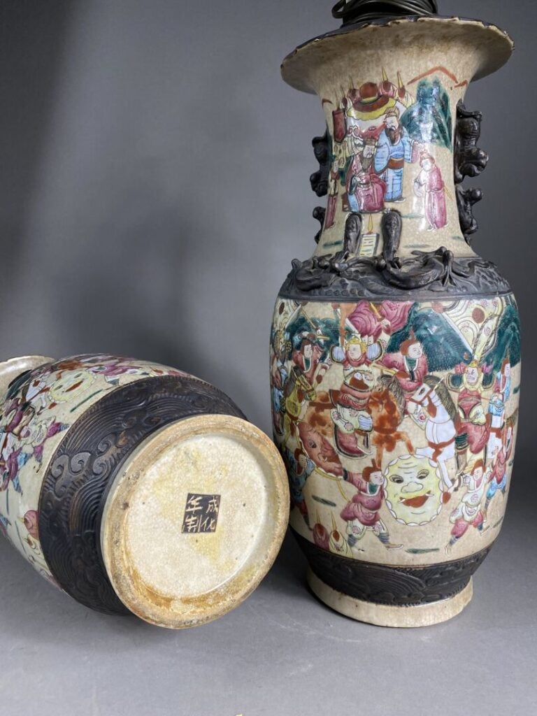 Chine, Nankin - Paire de vases en grès émaillé dans le style de la Famille rose…