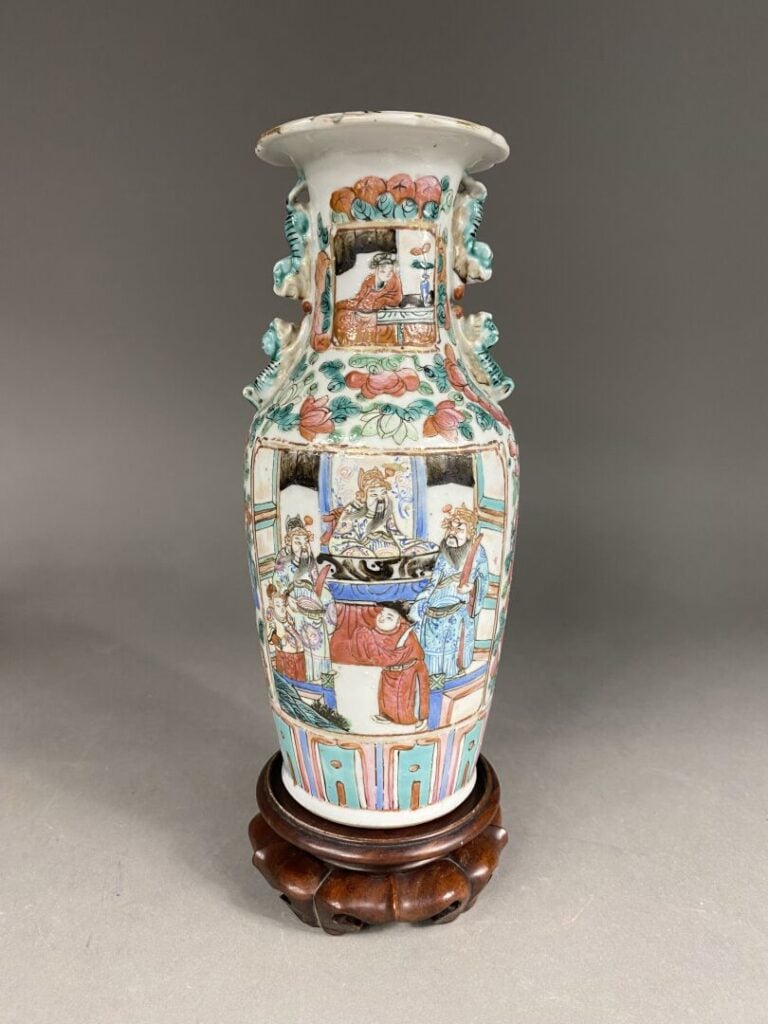 Chine - Petit vase balustre en grès dit de Nankin, à décor de scène de bataille…