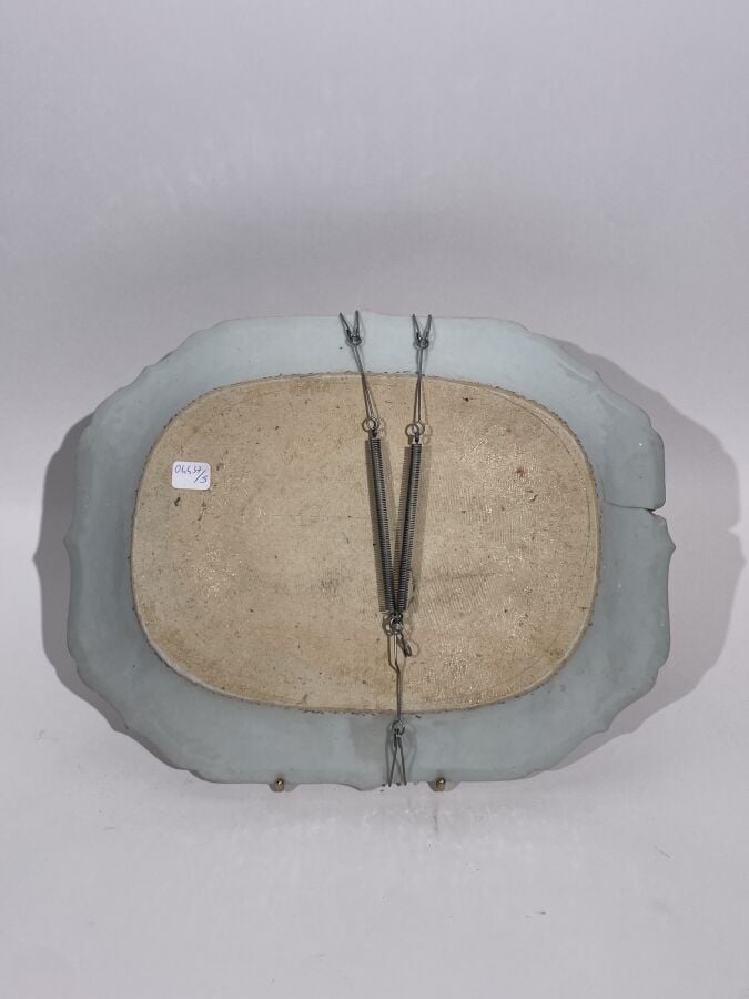 CHINE. PLAT aux feuilles de tabac en porcelaine à décor polychrome (accidents)…