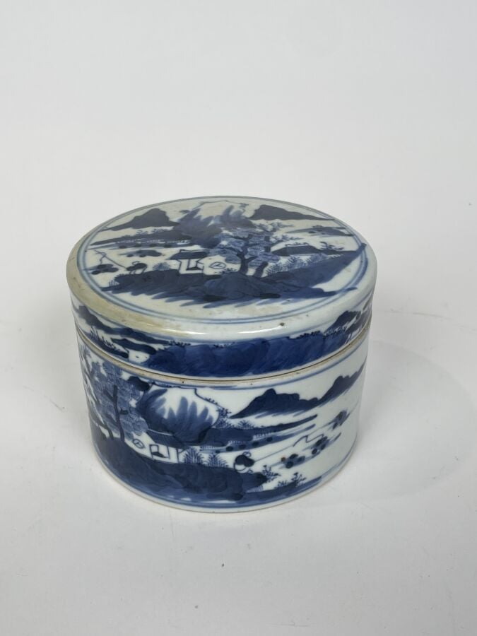 CHINE pour le Vietnam - XIXème Siècle - BOITE CIRCULAIRE en porcelaine blanche…