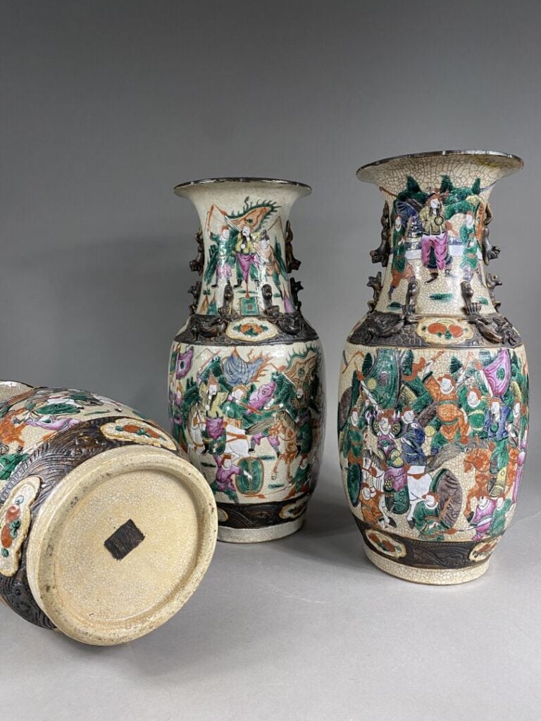Chine - Suite de trois vases de Nankin en grès émaillé à décor de cavaliers dan…