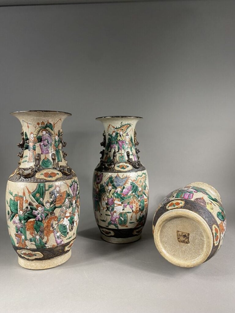 Chine - Suite de trois vases de Nankin en grès émaillé à décor de cavaliers dan…